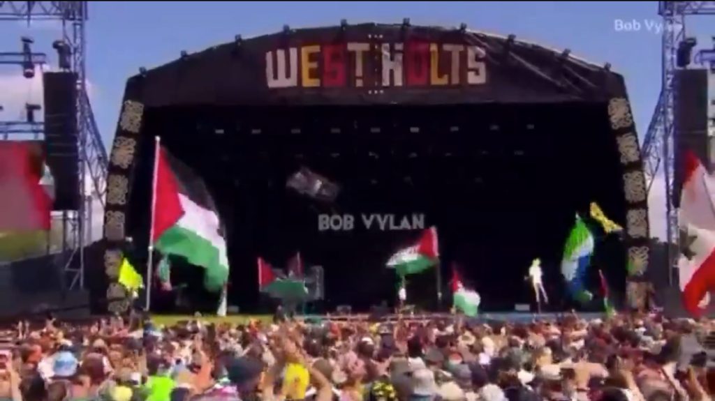 Britse punkband roept “Free Palestine” tijdens festival