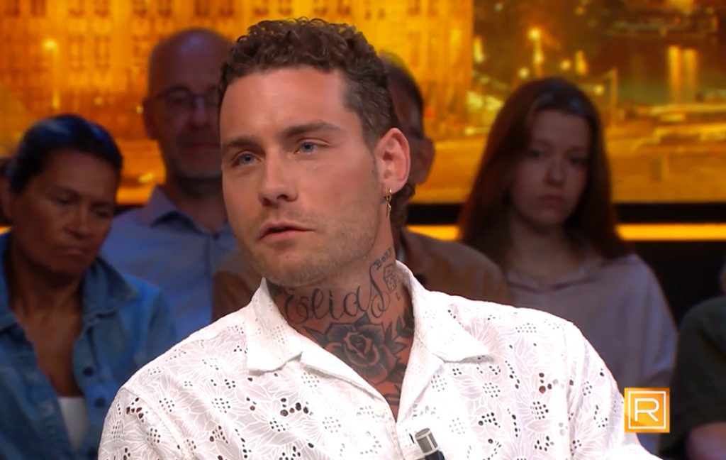 Zanger Douwe Bob moet onderduiken in buitenland door pro-zionistische bedreigingen