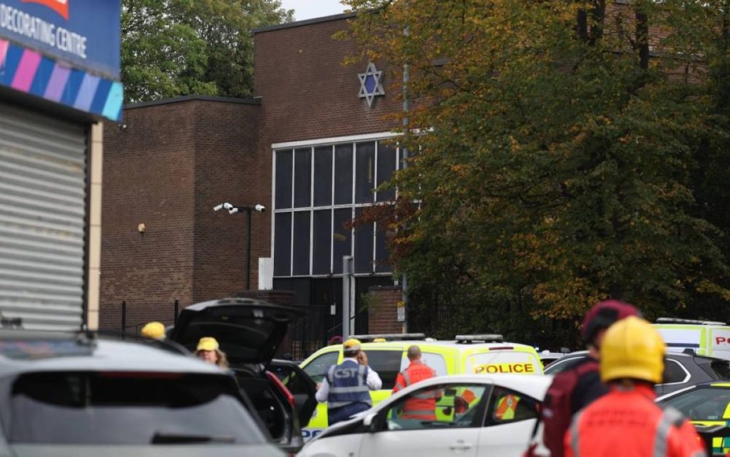 Twee doden bij aanslag op synagoge in Manchester, dader neergeschoten
