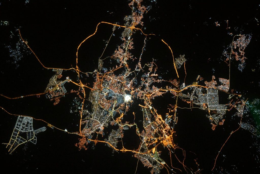 Kaäba schittert als austronaut foto maakt vanuit de ruimte