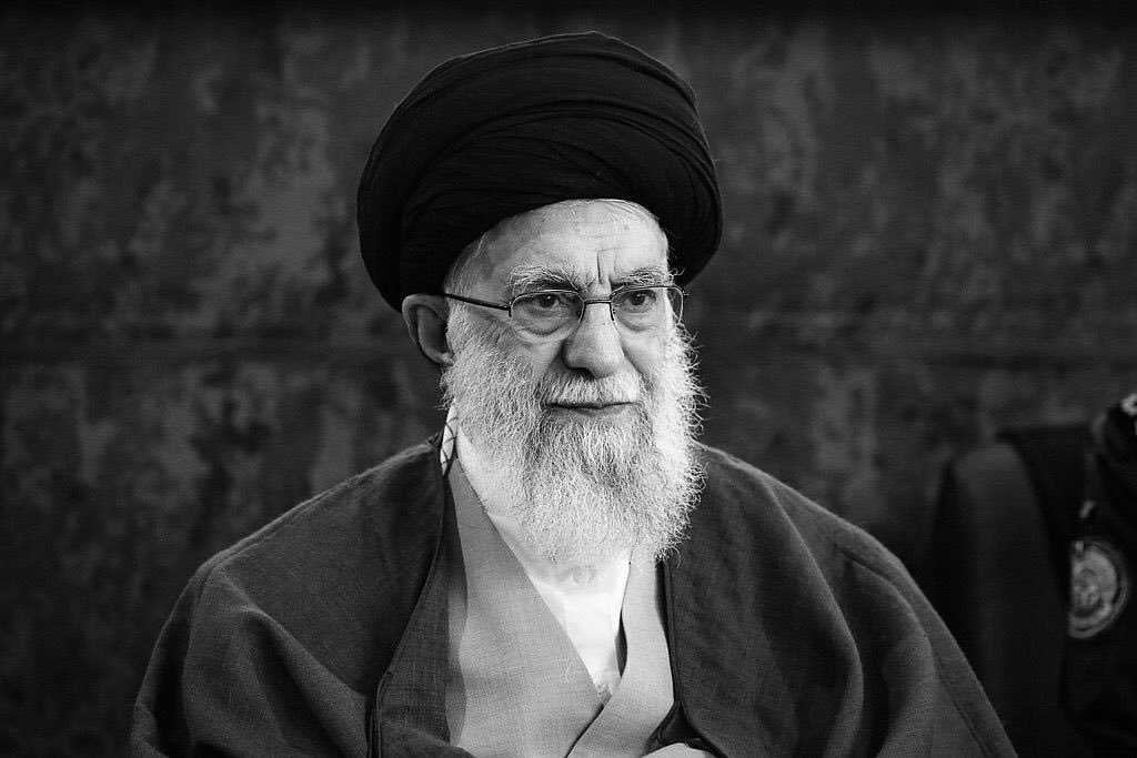 Iraanse staatstelevisie kondigt snikkend overlijden Khamenei aan na illegale aanval