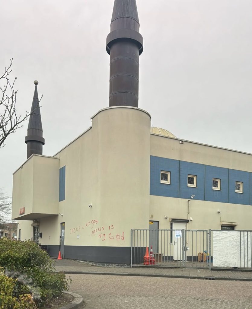 Bedreigende anti-islambekladdingen bij Abou Bakr-moskee Almere