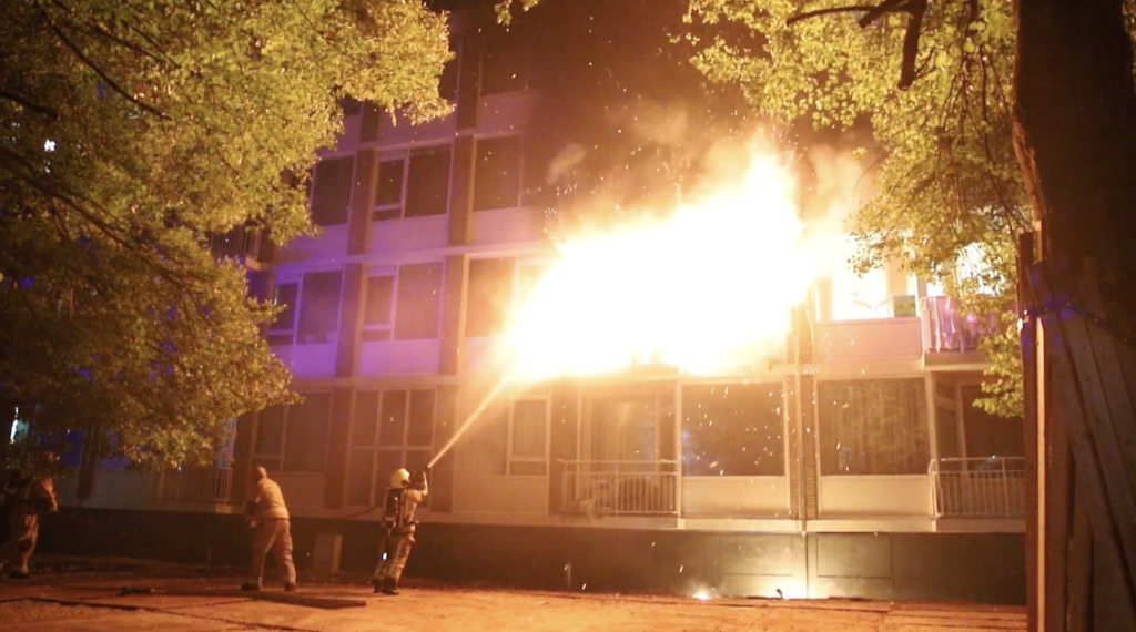 Moskee vangt bewoners op na grote brand in Haags bejaardencomplex