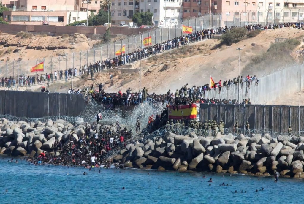 Tienduizenden steken grens naar Ceuta over; 57 doden gemeld