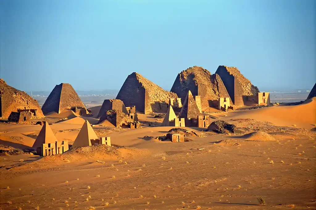 Oorlog en zand bedreigen eeuwenoude piramides van Sudan