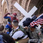 ‘Spider-Man’ confronteert anti-moslimactivist in Minneapolis