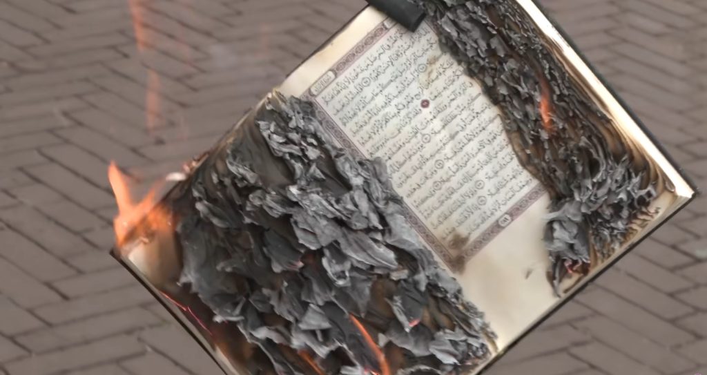 Hij stak de Koran in brand. De Koran antwoordde.