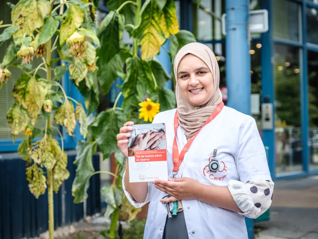 Zorgverleners weten vaak niet wat te doen bij stervende moslims: Samira schiet te hulp